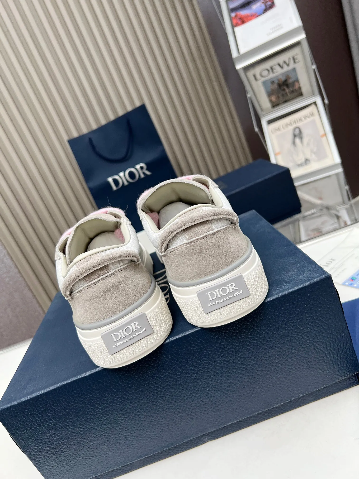 👟👟Ex-factory price 560👟👟 Women's DIOR Dior B33 sneakers, gray and white jacquard fabrics with gray high mercerized suede leather, new products for autumn 2023, reinterpreting classic tennis shoes, the fashionable silhouette highlights the thickness. Crafted from gray and white jacquard with Oblique print and suede panels, it has a distinctive padded tongue embellished with an embossed Dior signature, wide pink mohair laces and brass eyelets with a matte gray finish. The cream-white Dior Oblique patterned rubber sole, enhanced by the contrasting Dior 30 Avenue Montaigne signature on the rear, will add style to casual looks. Size: Women's 35-40 (34, 41 customized, non-refundable) Men's 39-45 (38, 46 customized, non-refundable)